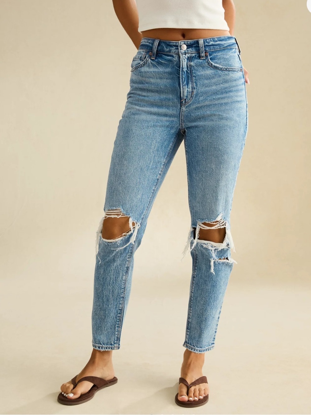 American Eagle Outfitters Light Blue Distressed High-Rise Mom Jeans